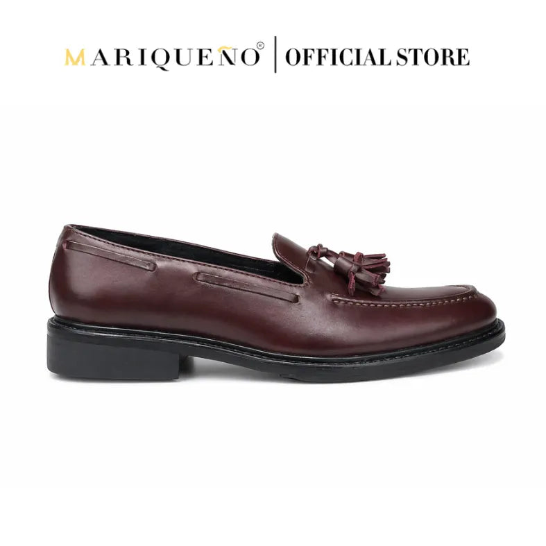 Reddish Brown loafer shoe with tassel on a white background, branded as Mariqueno.
#color_oxblood