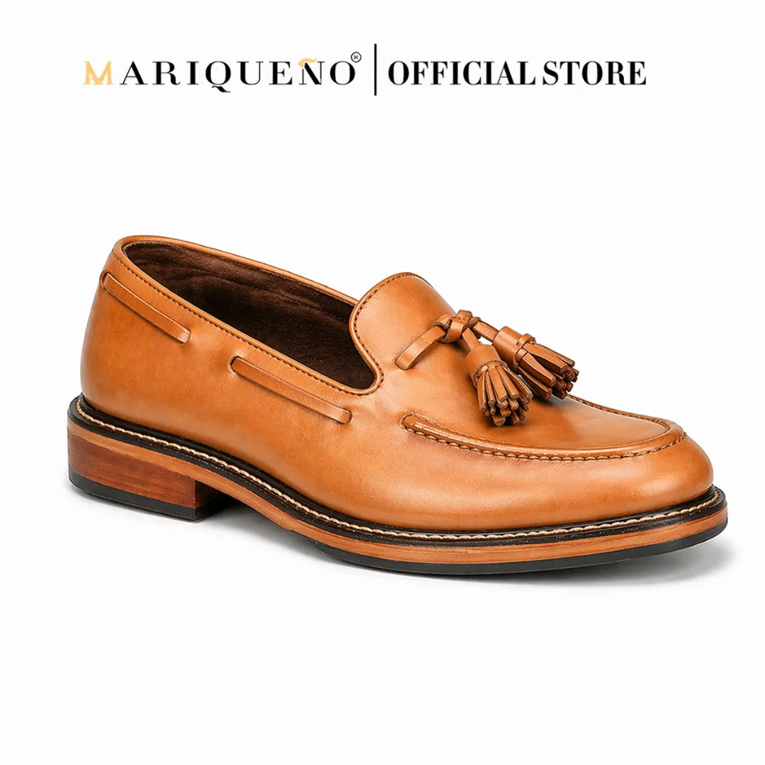 Brown leather loafer with tassels on a white background, branded as Mariqueno.
#color_tan