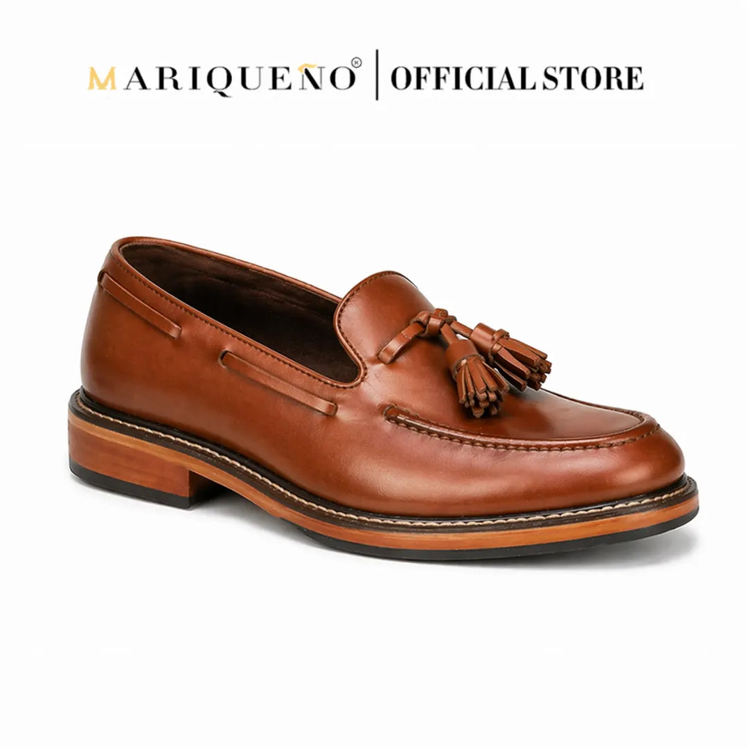 Walnut brown loafer shoe with tassels on a white background, featuring the Mariqueno brand.
#color_walnut