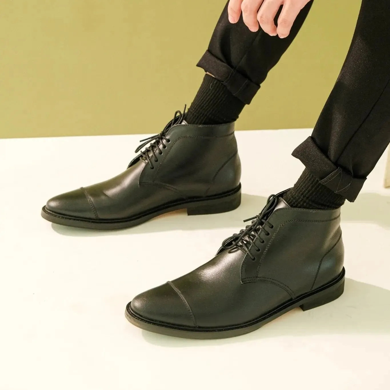 Black Chukka boots worn on both shoes
#color_black