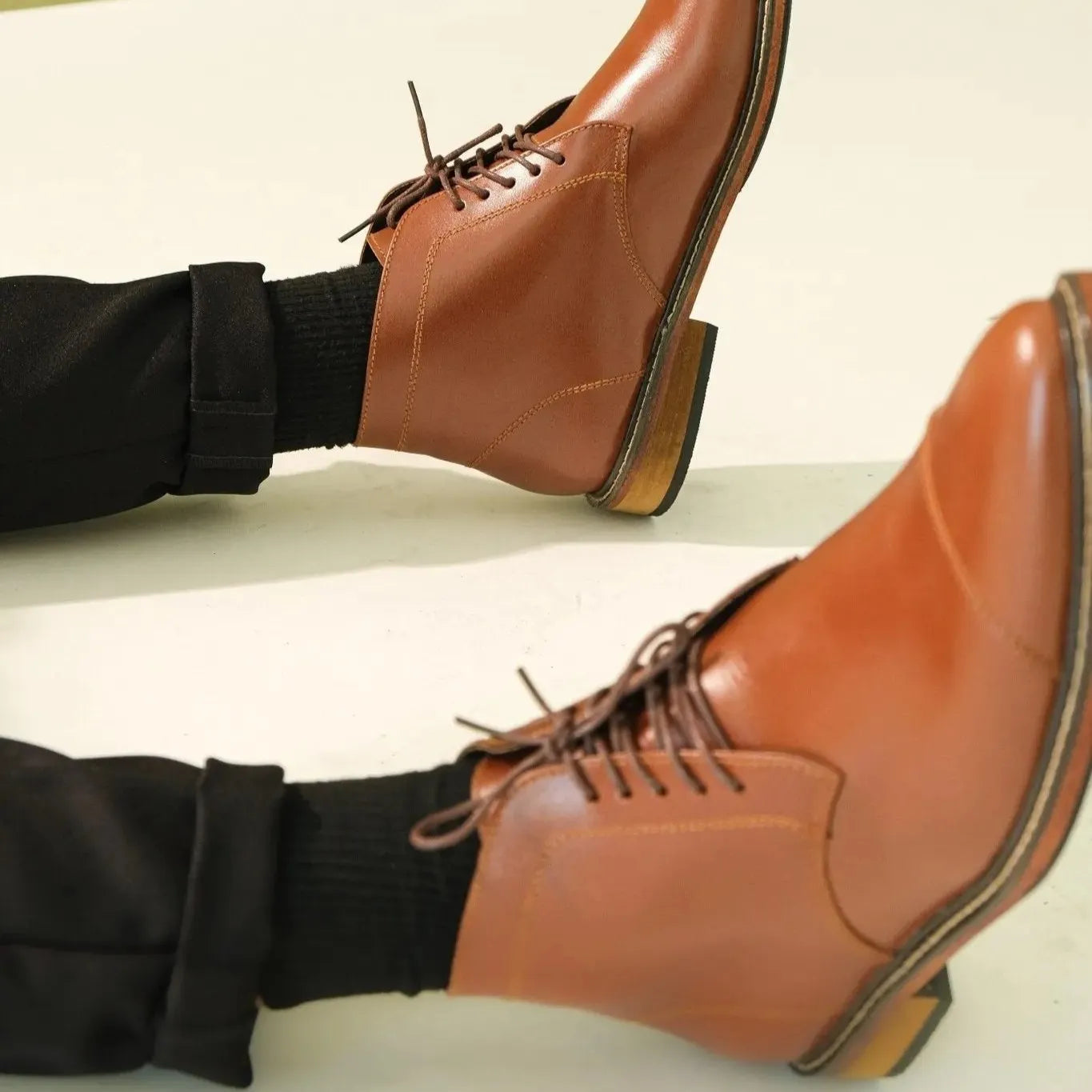 Model wearing tan brown Chukka Boots
#color_tan
