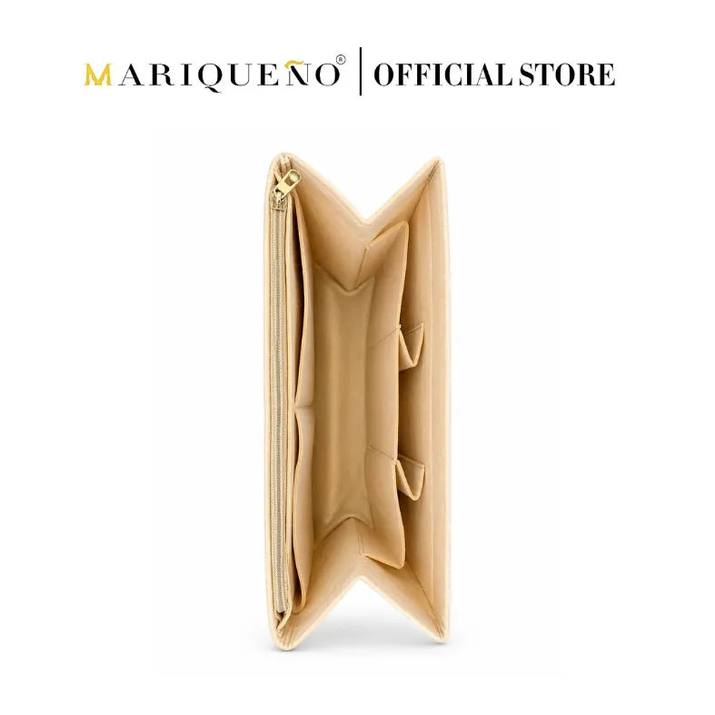 Beige wallet with a zipper on a white background, branded as Mariqueno.
#color_cream