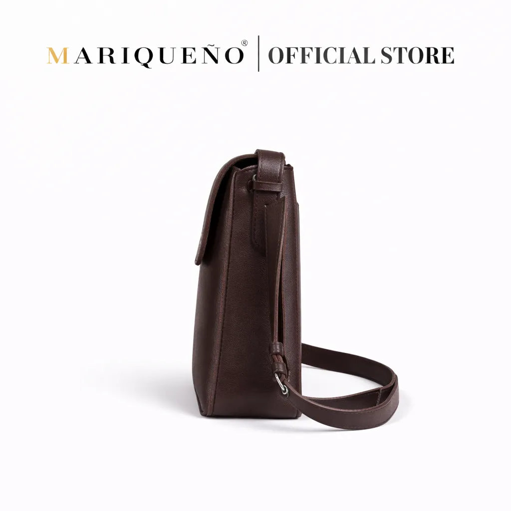 Walnut brown leather crossbody bag on a white background with 'Mariqueno' branding.
#color_walnut