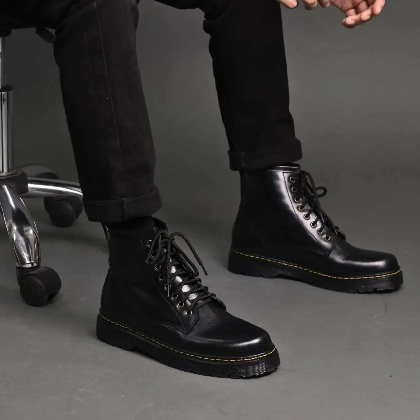 High cut black boots
#color_black