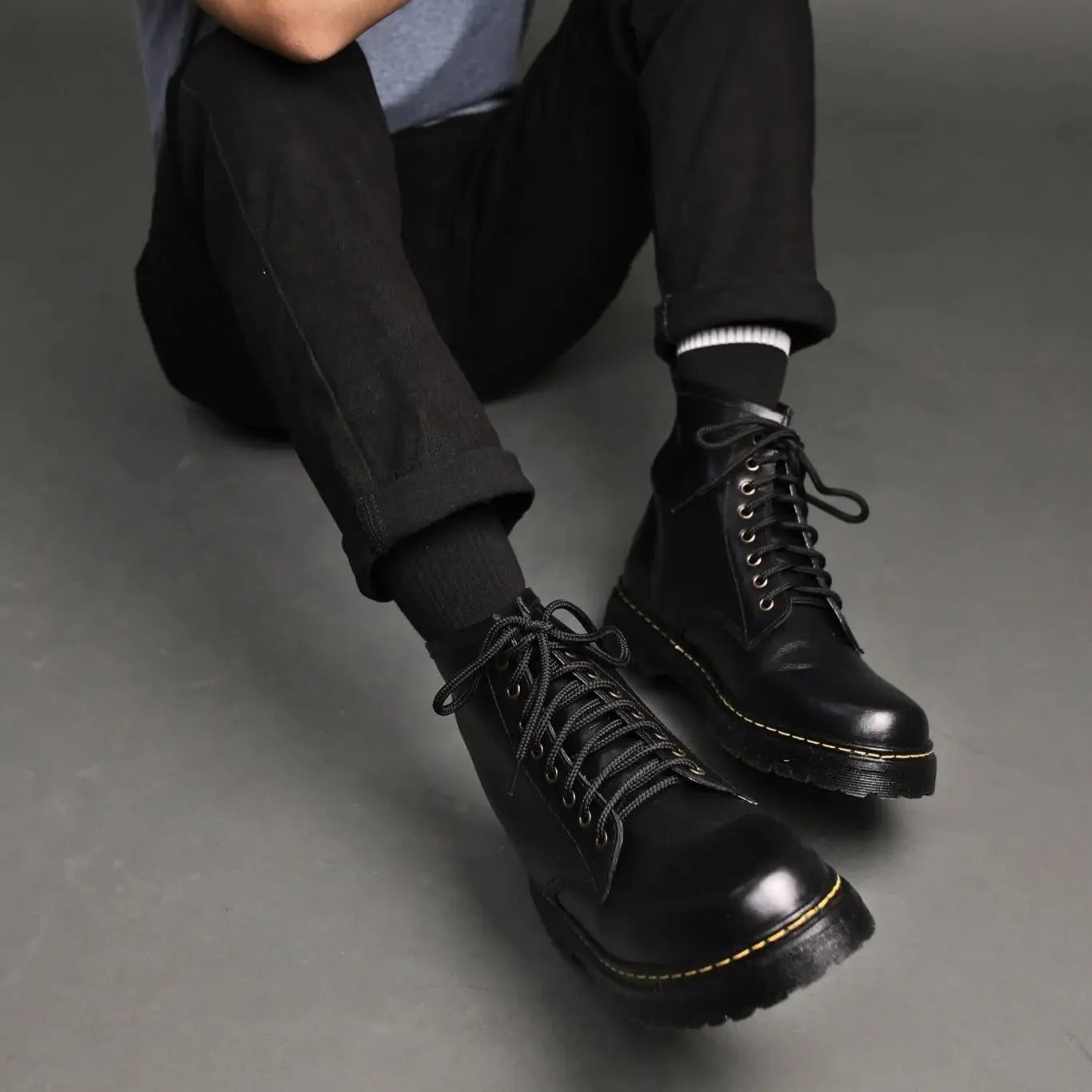 High cut black boots
#color_black