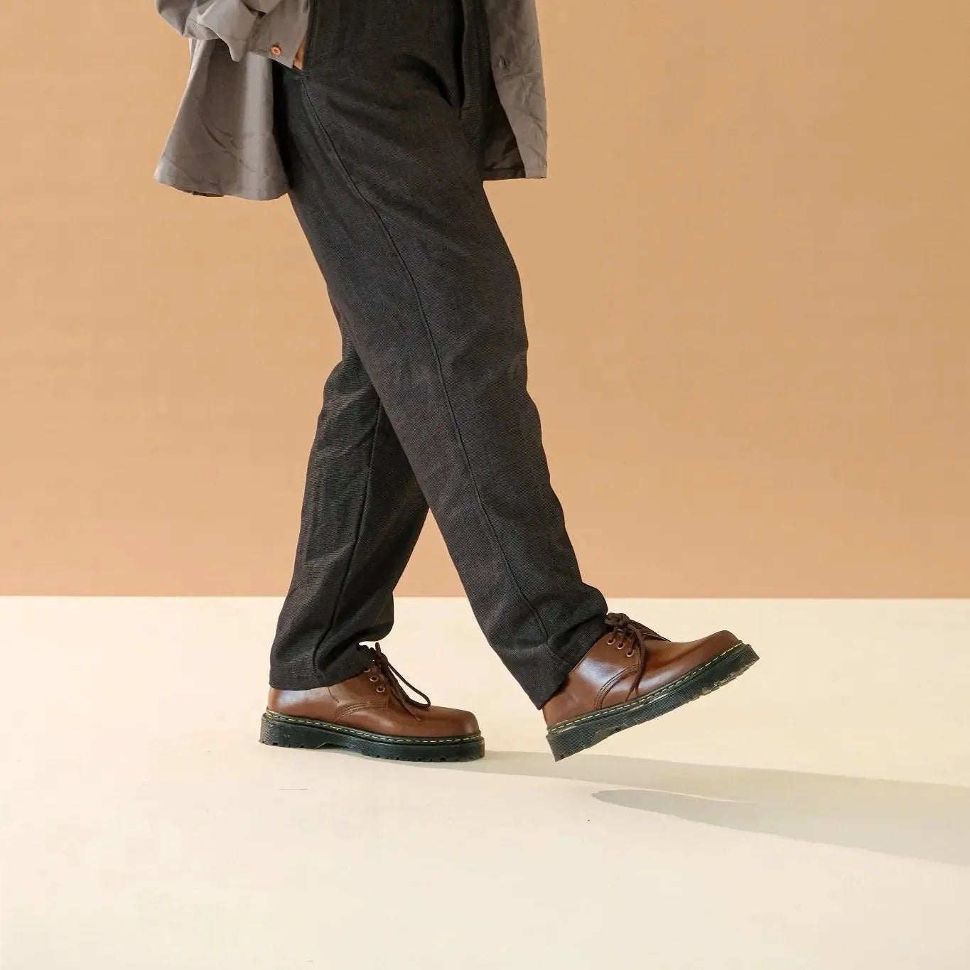 Model wearing a low cut boots in walnut brown color
#color_walnut