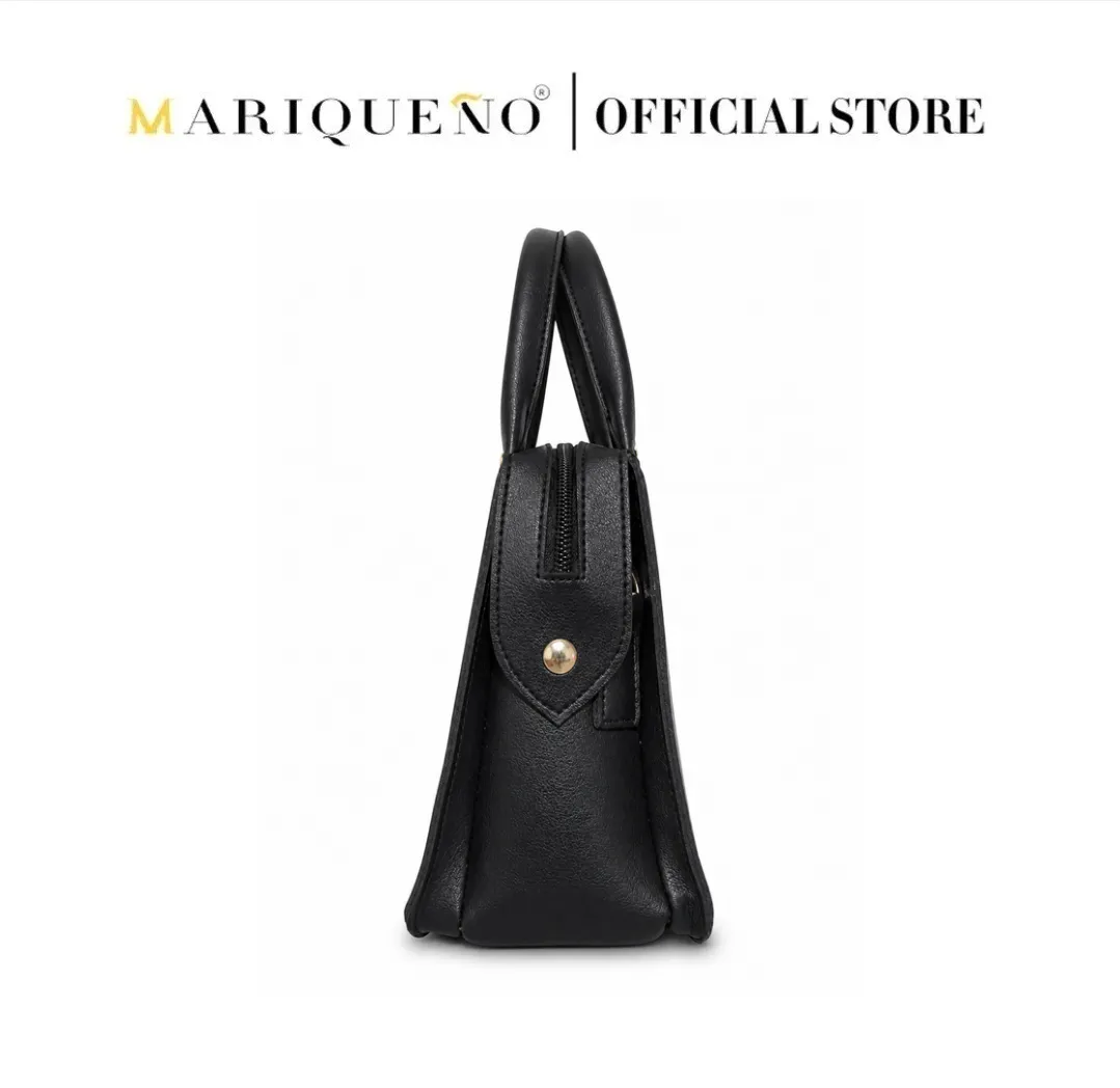 Black handbag with a gold button on a white background, featuring the Mariqueño brand.
#color_black