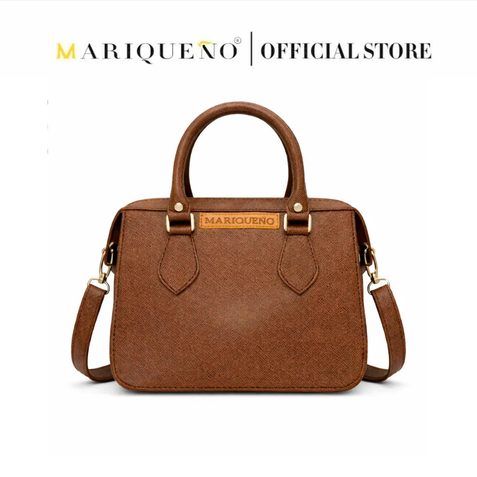 Brown handbag with shoulder strap on a white background, featuring the Mariqueno brand.
#color_choco brown