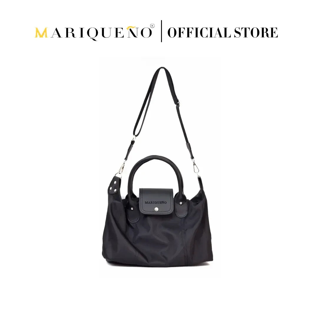 Black handbag with shoulder strap on a white background, featuring the Mariqueño brand.
#color_black