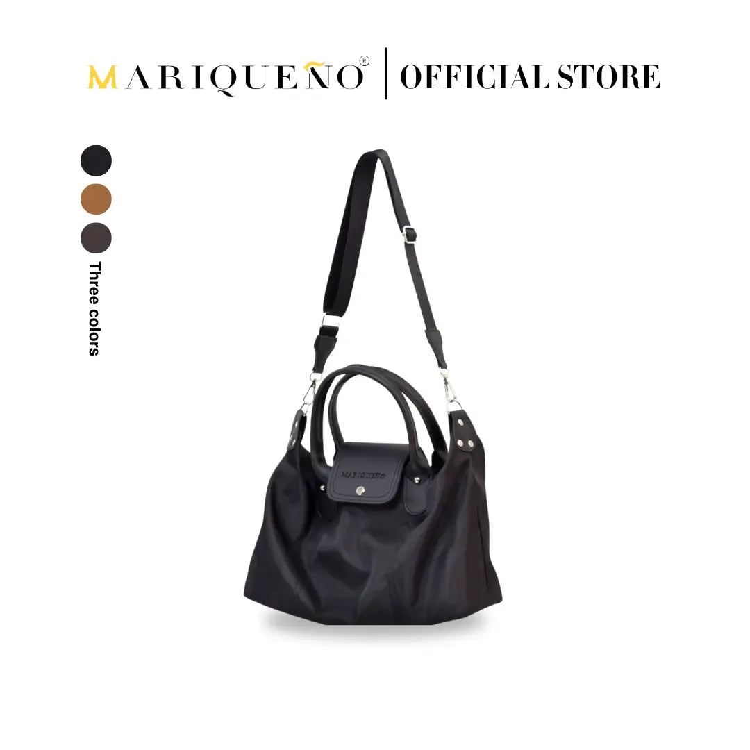 Black handbag with shoulder strap on a white background, featuring the Mariqueéno brand.
#color_black
