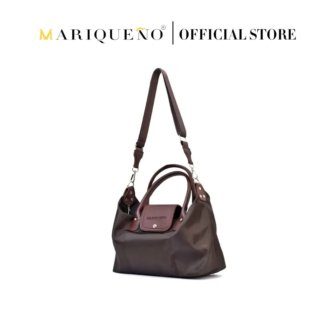 Brown handbag with shoulder strap on a white background, featuring the Mariqueño brand.
#color_choco brown