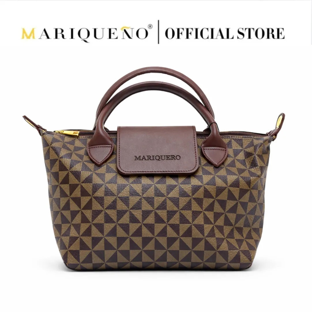 Handbag with geometric pattern and brown handle on a white background, featuring the brand 'Mariqueno'.
#color_choco brown geo
