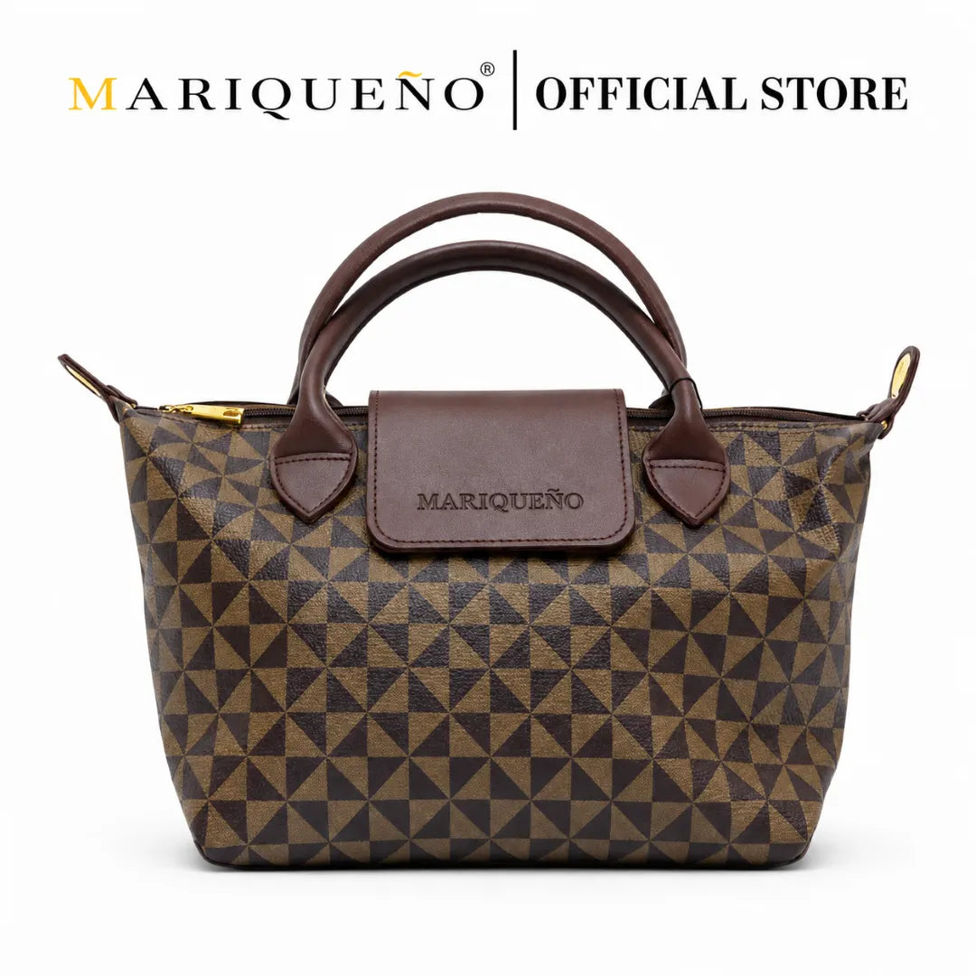 Handbag with geometric pattern and brown handle on a white background, featuring the brand 'Mariqueno'.
#color_choco brown geo