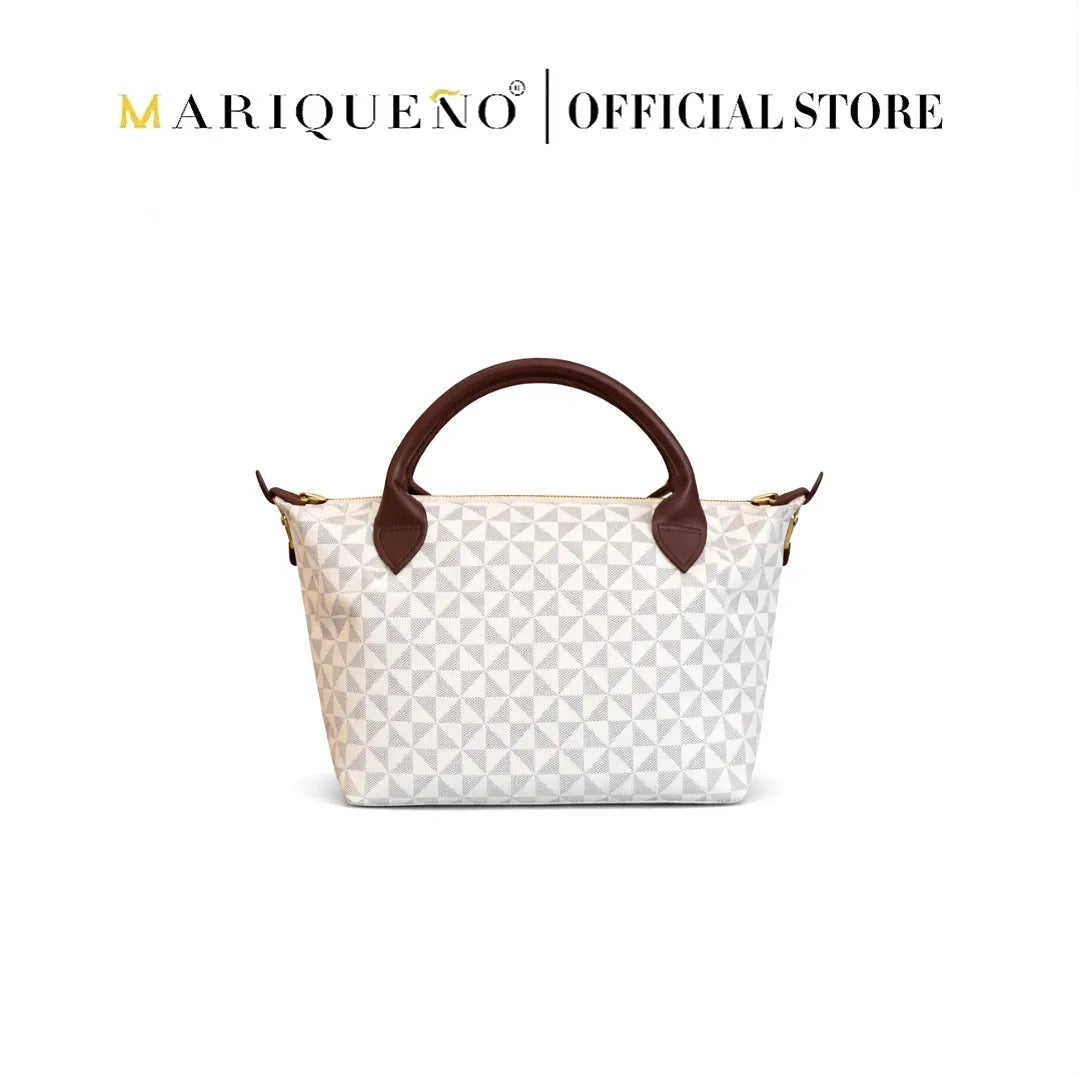 White patterned handbag with brown handles on a white background, featuring the Mariqueno brand.
#color_sandstone geo