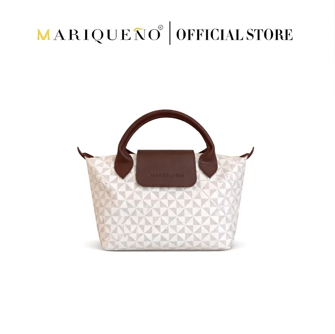 White handbag with brown handle and patch on a white background, featuring the Mariqueno brand.
#color_sandstone geo