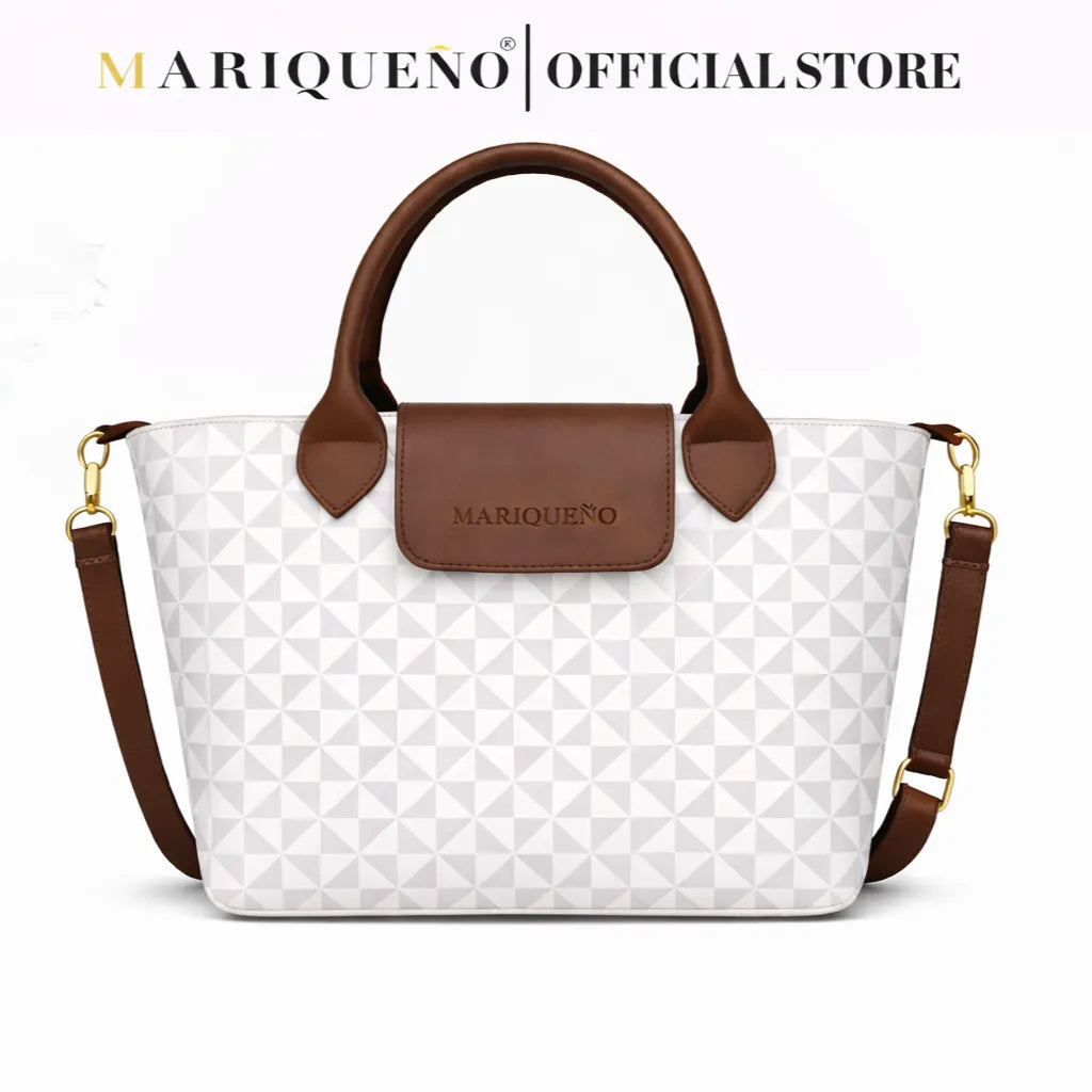 White handbag with brown handle and patch on a white background, featuring the Mariqueno brand.
#color_sandstone geo
