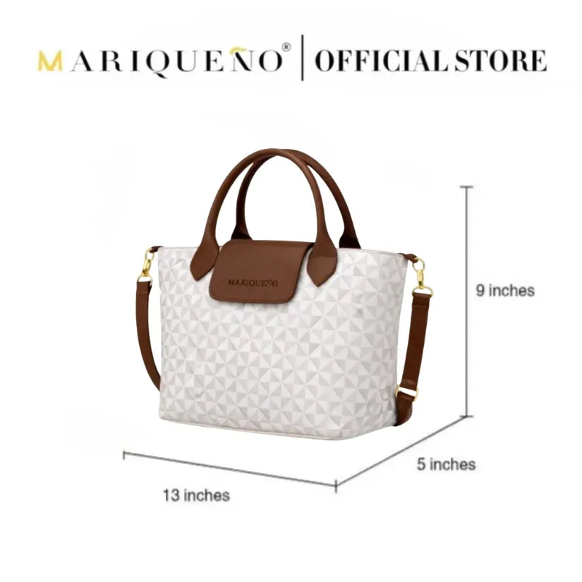 White geo patterned handbag with brown accents and dimensions labeled, featuring the Mariqueño brand.
#color_sandstone geo