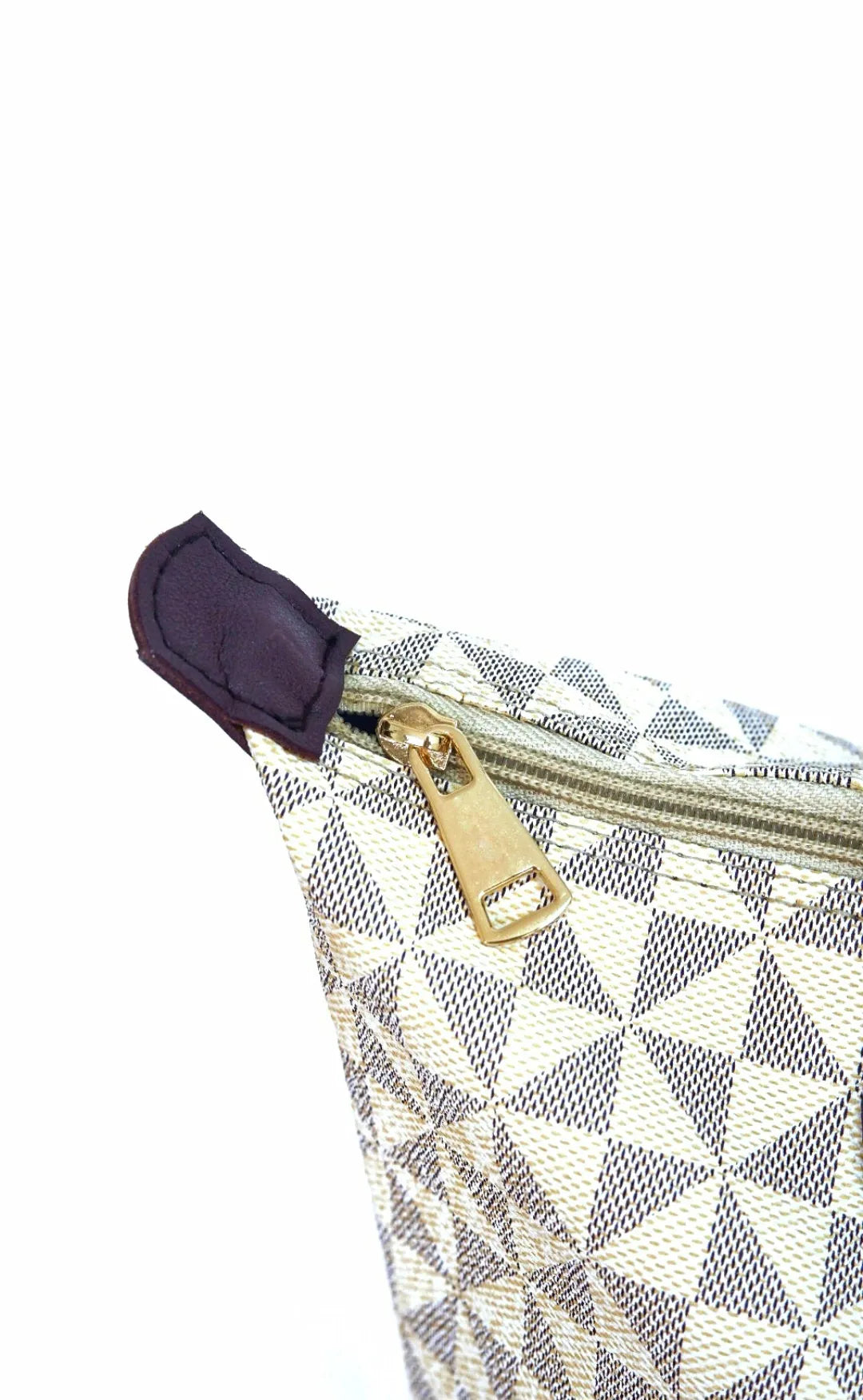 Patterned pouch with a purple pull tab on a white background
#color_sandstone geo