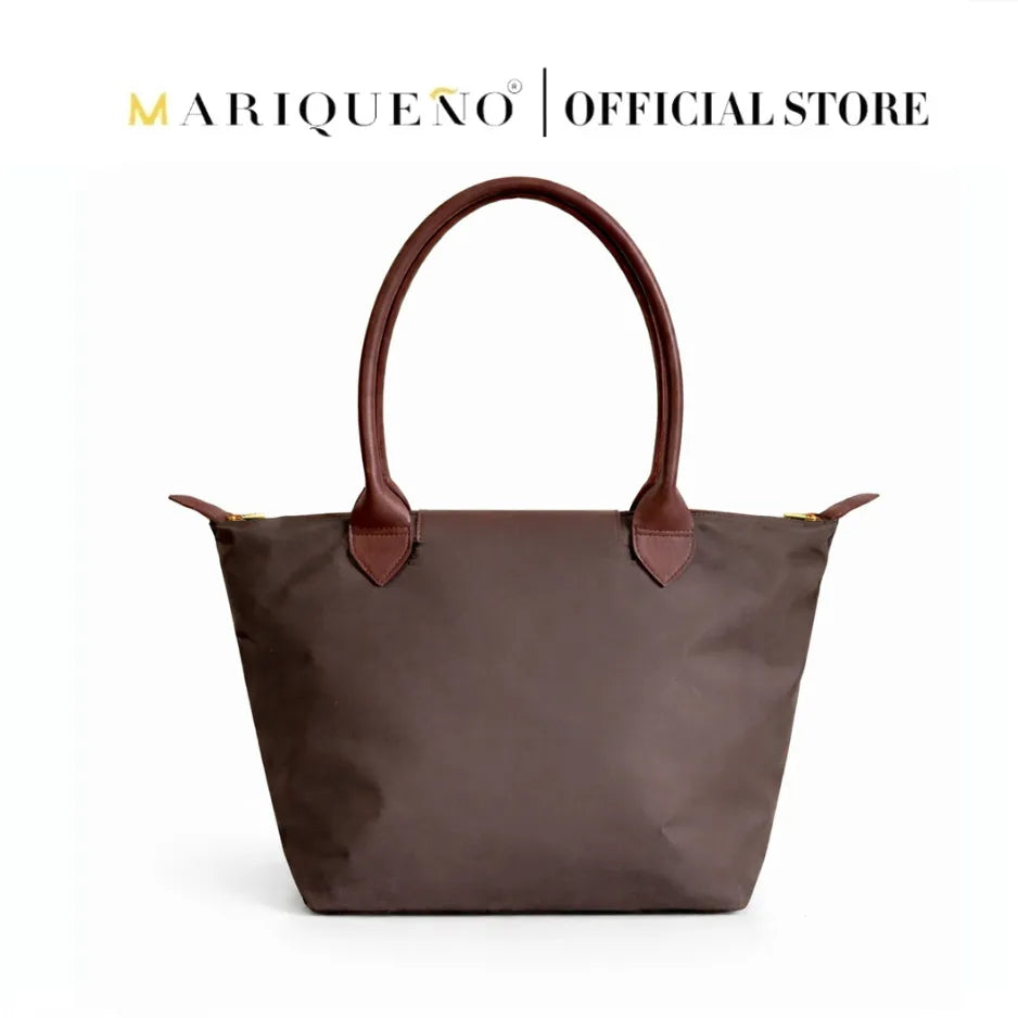 Brown tote bag with leather handles on a white background, featuring the Marqueno logo.
#color_choco brown