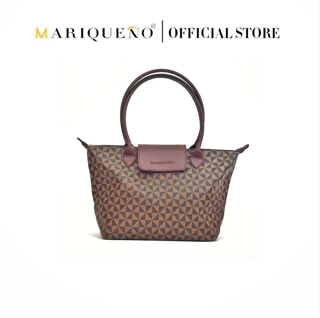 Brown patterned handbag with brown handle on a white background, featuring the Mariqueno brand.
#color_choco brown geo
