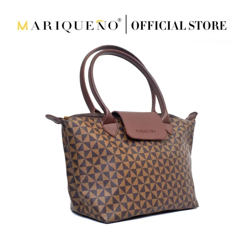 Brown patterned handbag with leather accents on a white background, featuring the Mariqueño brand.
#color_choco brown geo