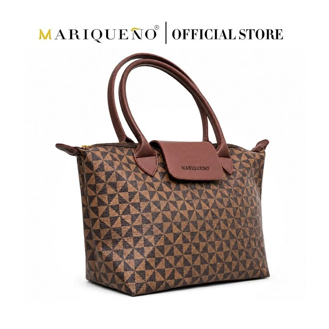 Brown patterned handbag with leather accents on a white background, featuring the Mariqueño brand.
#color_choco brown geo