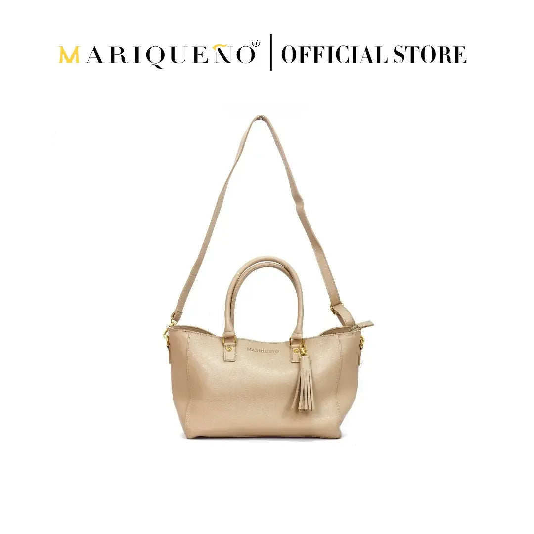 Beige handbag with a tassel on a white background, featuring the Mariqueno brand.
#color_cream