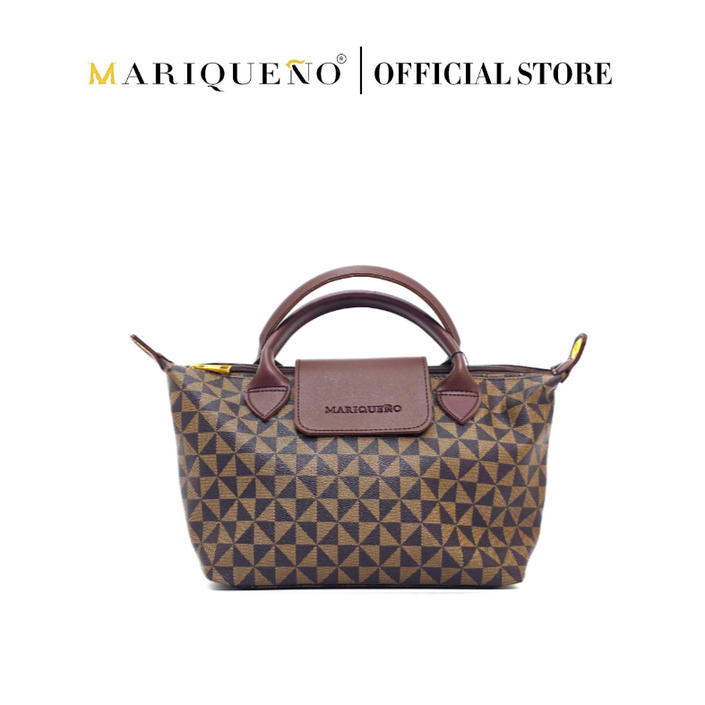 Handbag with geometric pattern and brown handle on a white background, featuring the brand 'Mariqueno'.
#color_choco brown geo