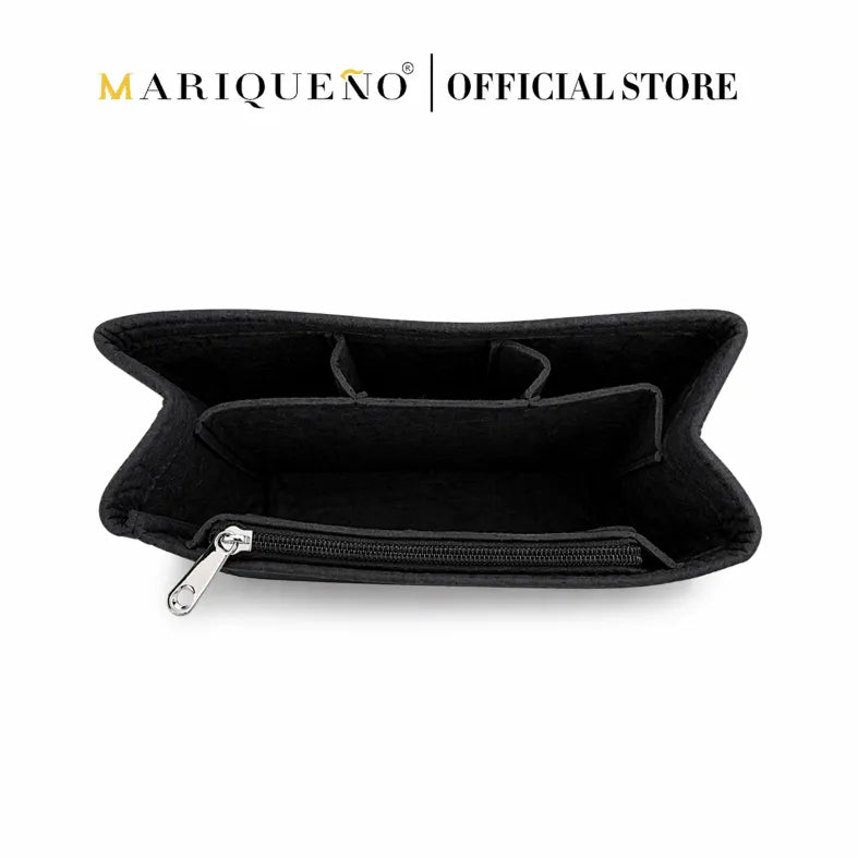 Black clutch bag with a zipper on a white background, featuring the Mariqueño brand.
#color_black