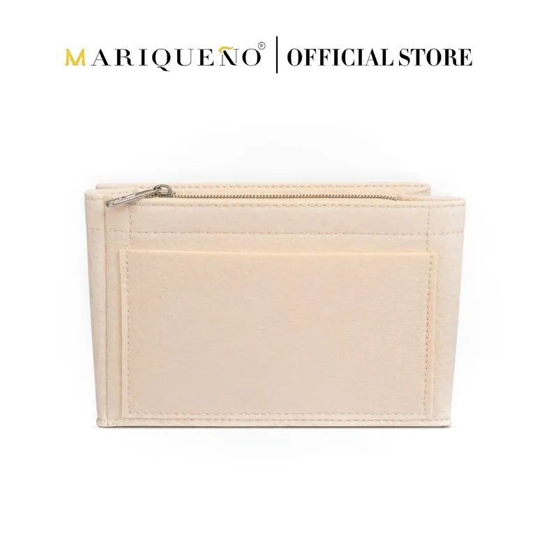 Beige pouch with zipper on a white background, featuring the Mariqueno logo.
#color_cream
