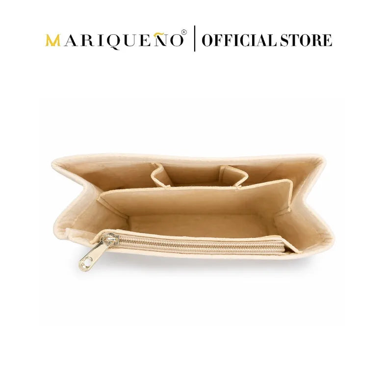 Beige cosmetic bag with a zipper on a white background, featuring the Mariqueno brand.
#color_cream
