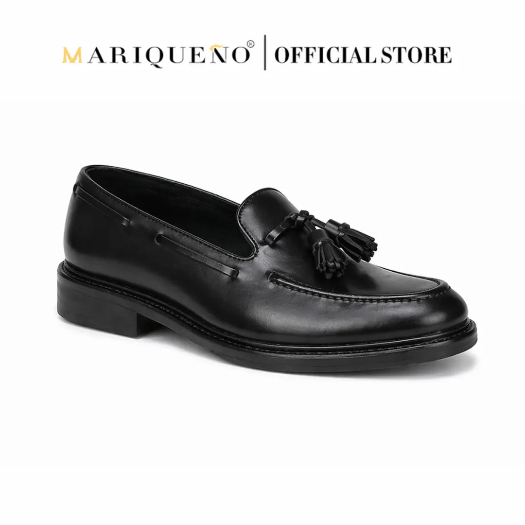 Black loafers with tassels on a white background, branded as Mariqueno.
#color_black