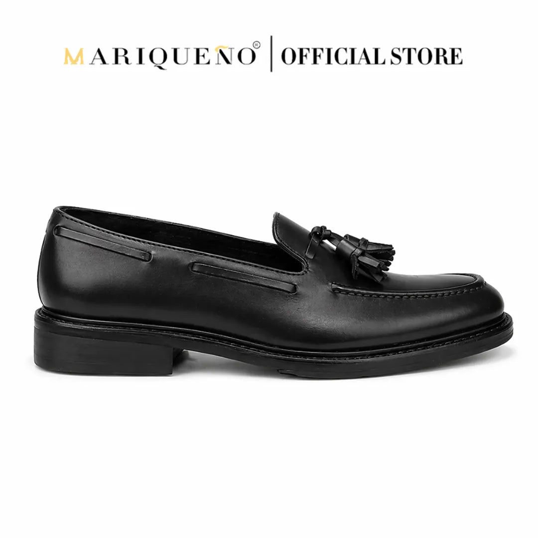 Black loafers with tassels on a white background, branded as Mariqueno.
#color_black