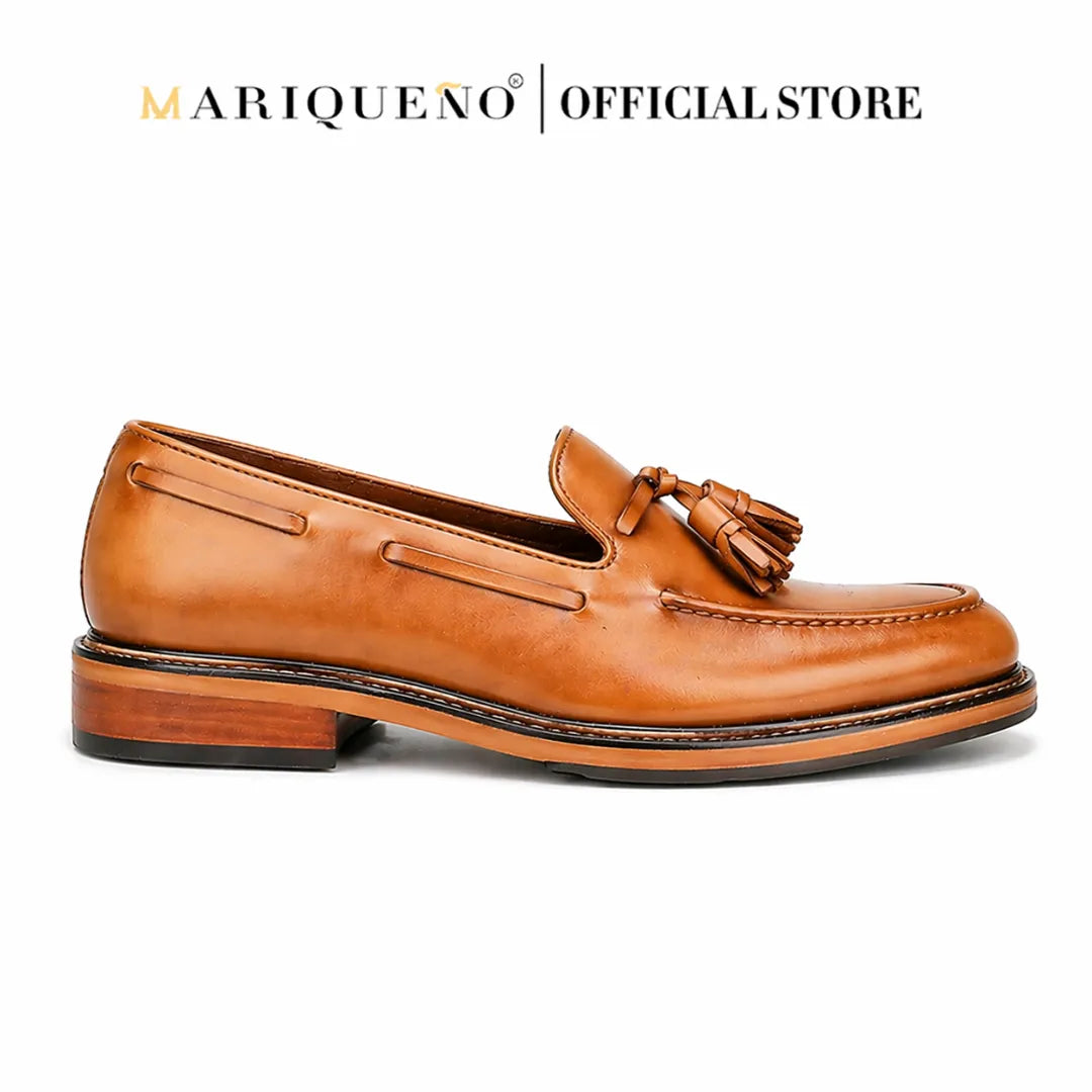 Brown leather loafer with tassel on a white background, branded as Mariqueno.
#color_tan