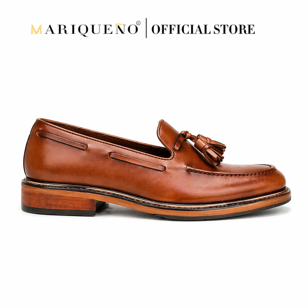Walnut Brown leather loafer with tassel on a white background, branded as Mariqueño.
#color_walnut