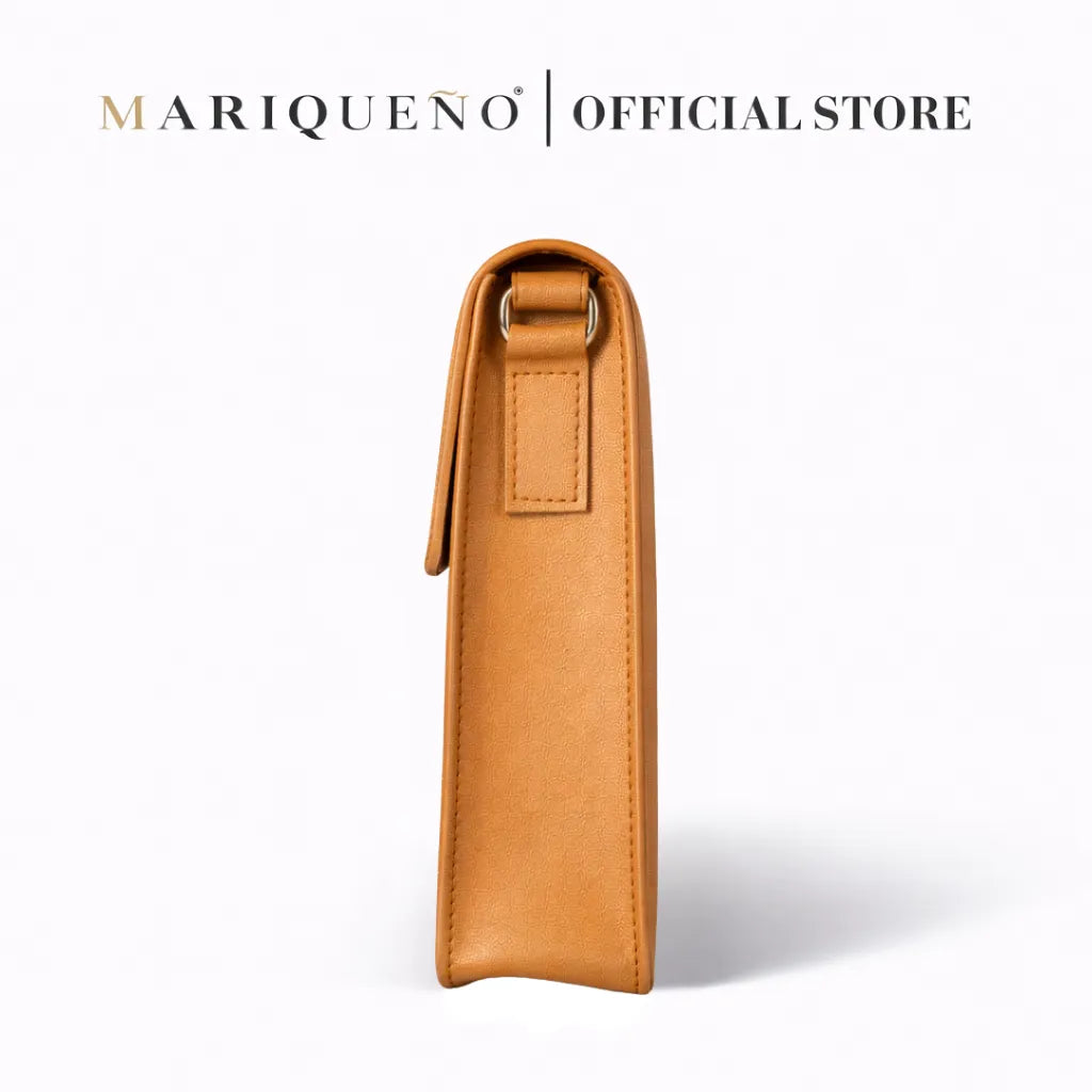 Tan leather handle bag with strap on a white background, branded as Mariqueno.
#color_tan