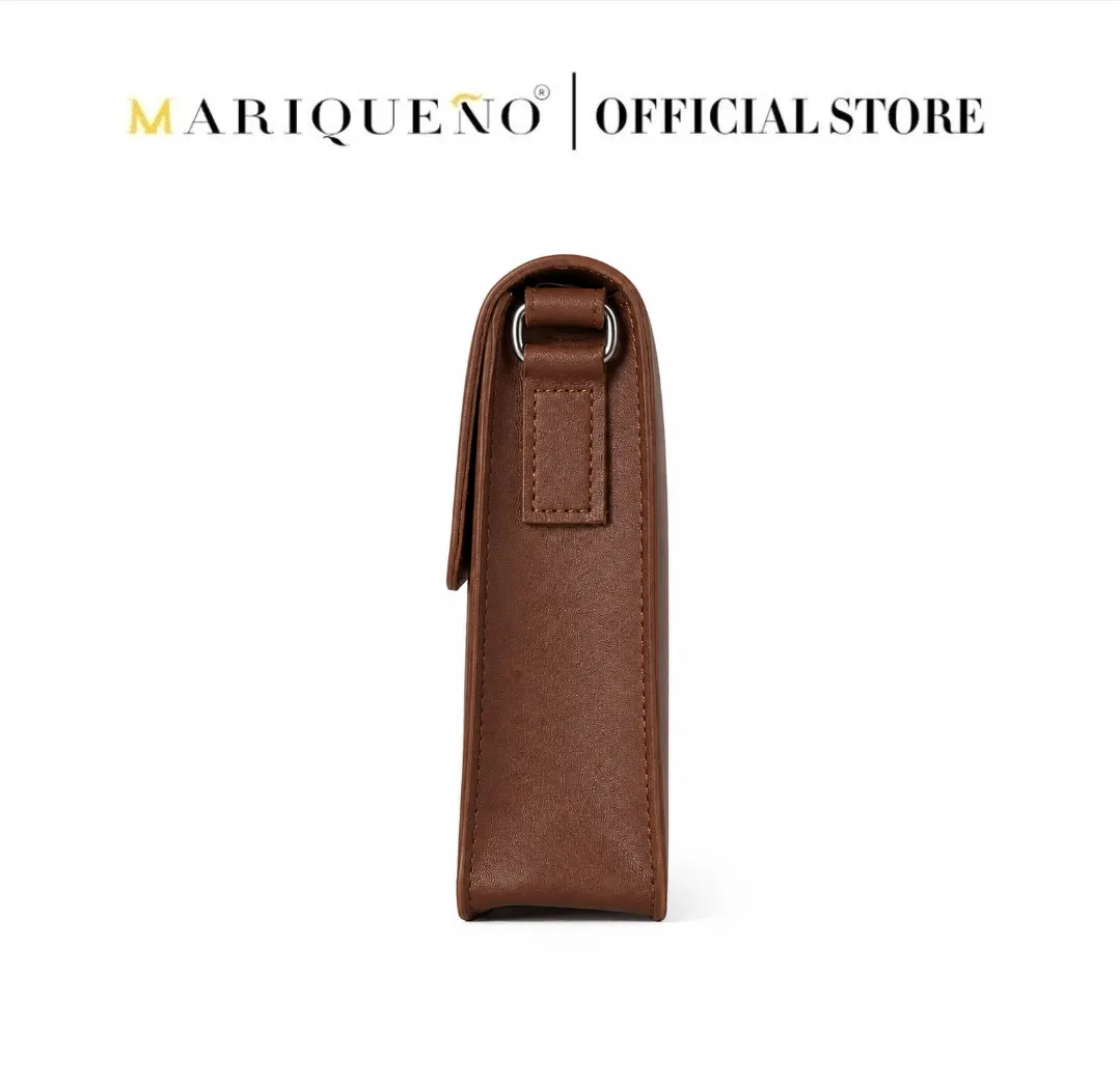 Walnut brown leather top handle bag with strap on a white background, branded as Mariqueno.
#color_walnut
