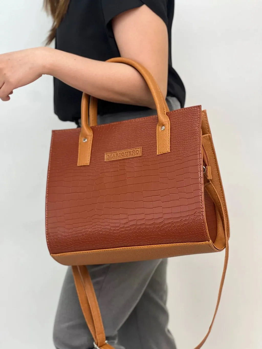 Woman carrying brown leather bag
#color_choco brown