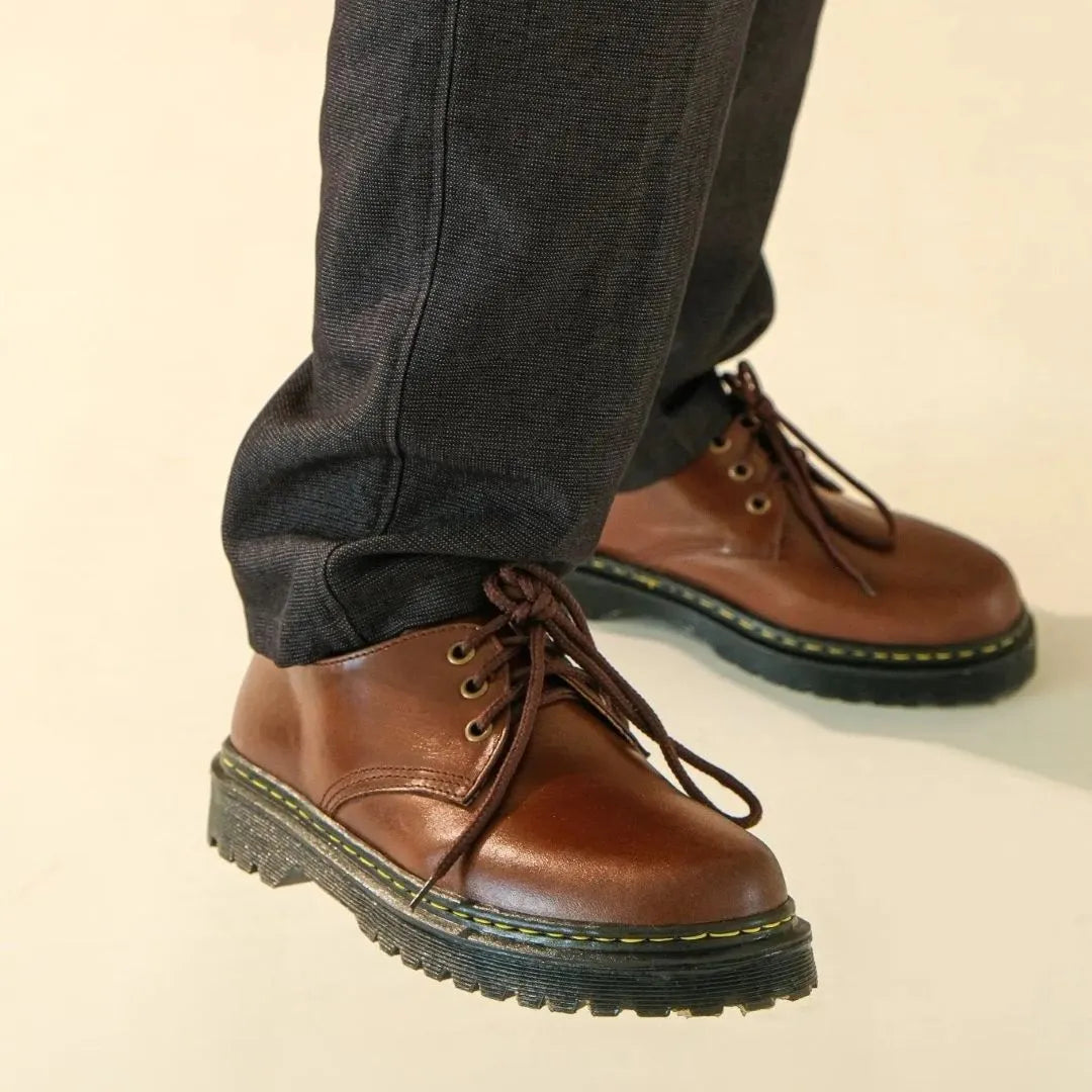 Model wearing a low cut boots in walnut brown color
#color_walnut