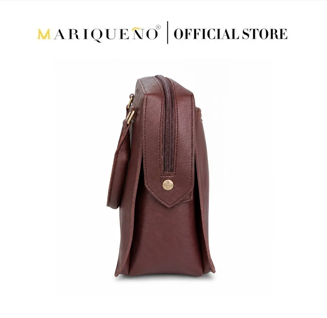 Brown leather bag with gold zipper and button on a white background, featuring the Mariqueño brand.
#color_choco brown