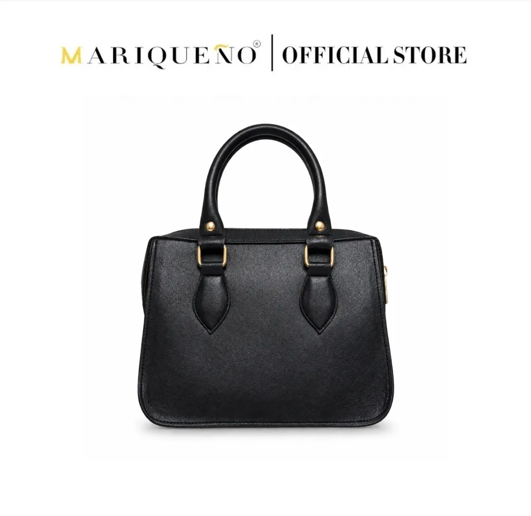 Black handbag with gold accents on a white background, featuring the Mariqueño logo.
#color_black