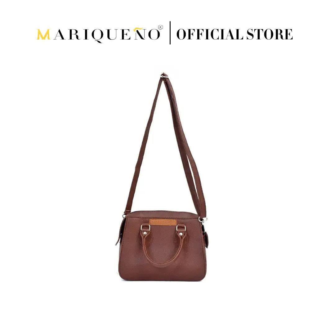 Brown handbag with shoulder strap on a white background, featuring the Mariqueno brand.
#color_choco brown