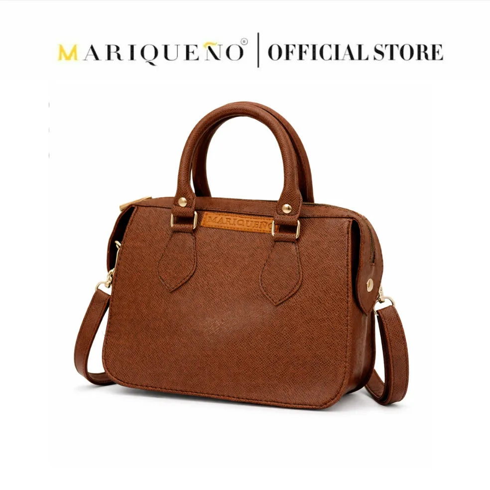 Brown handbag with shoulder strap on a white background, featuring the Marqueéno brand.
#color_choco brown