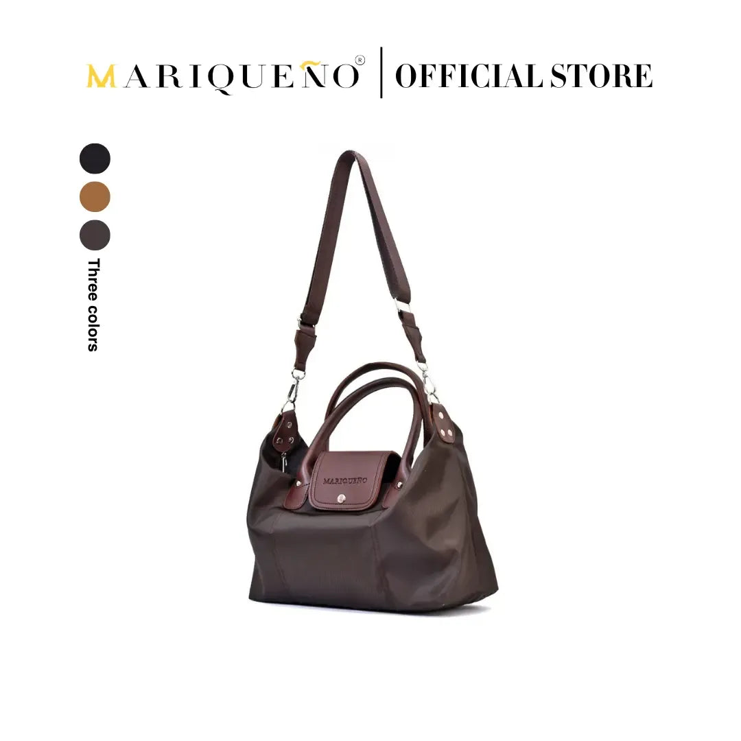 Brown handbag with shoulder strap on a white background, featuring the Mariqueño brand.
#color_choco brown