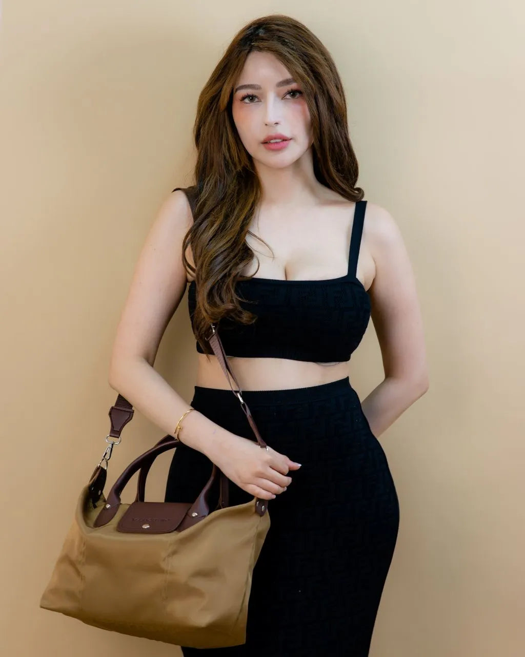 Woman holding a beige handbag against a beige background
#color_coffee brown