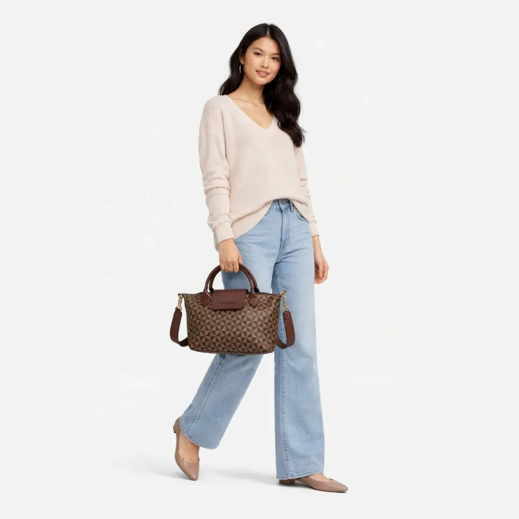 woman holding a Mariqueno Mocha Brown handbag with Geo parttern
#color_choco brown geo