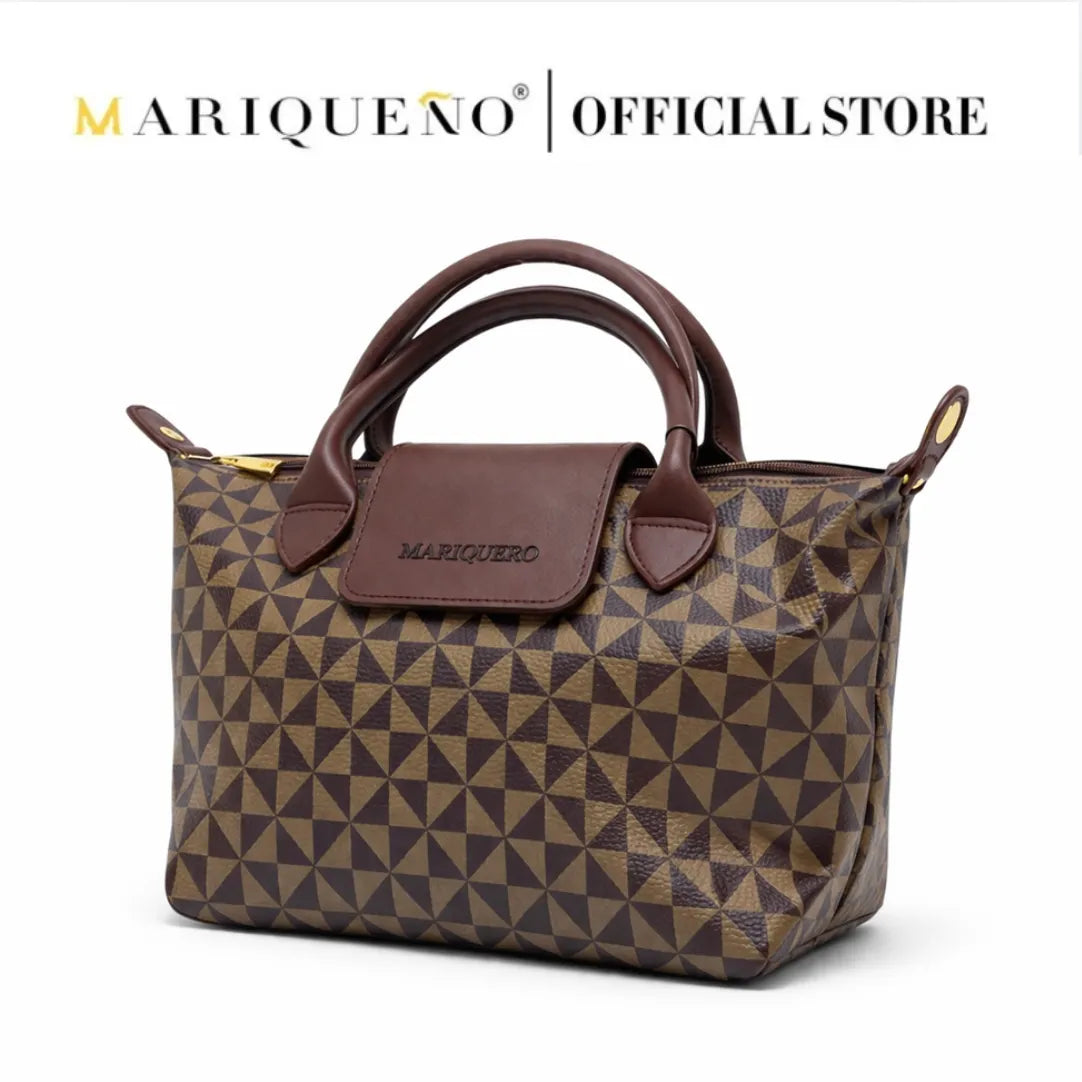 Brown patterned handbag with brown handle and accents, featuring 'Mariquero' branding on a white background.
#color_choco brown geo