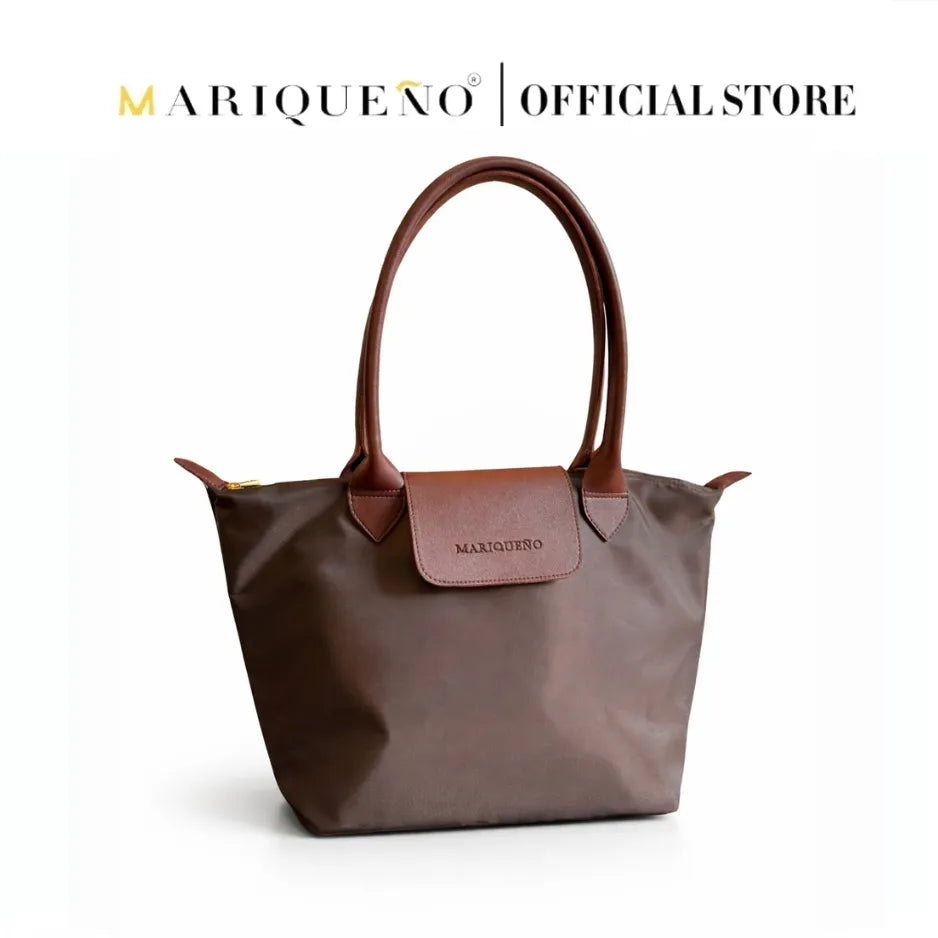 Brown handbag with brown handles and trim on a white background, featuring the Mariqueño brand.
#color_choco brown