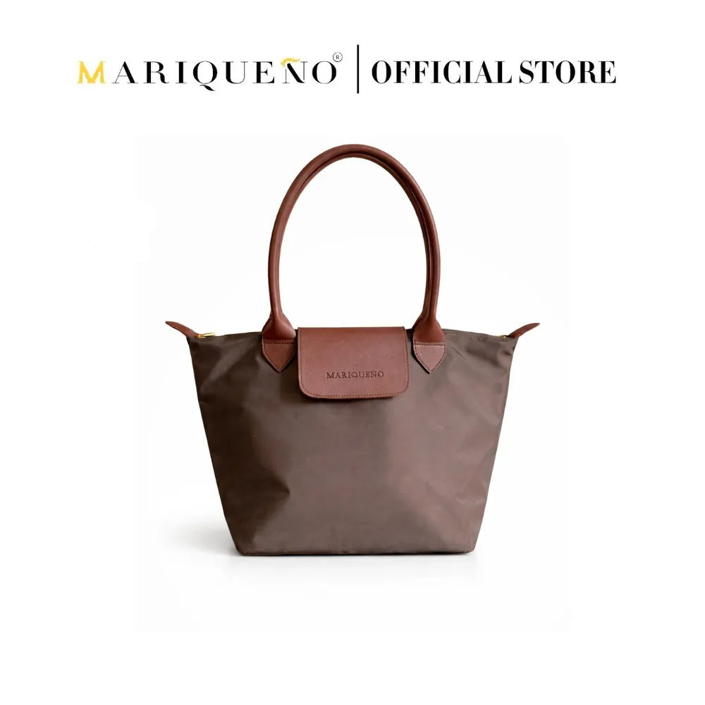 Brown handbag with leather handle and flap on a white background, featuring the Mariqueño brand.
#color_choco brown