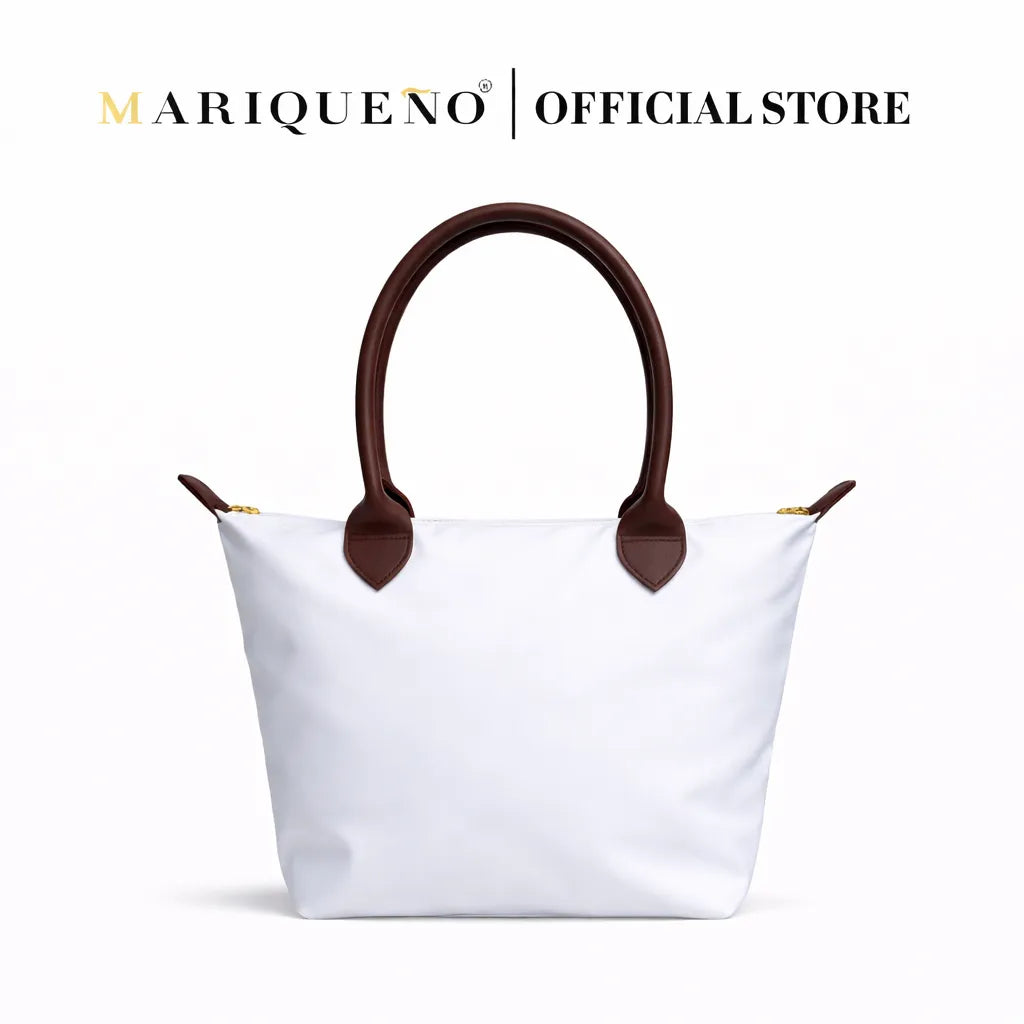 White handbag with brown handles on a white background, featuring the Mariqueno brand.
#color_white